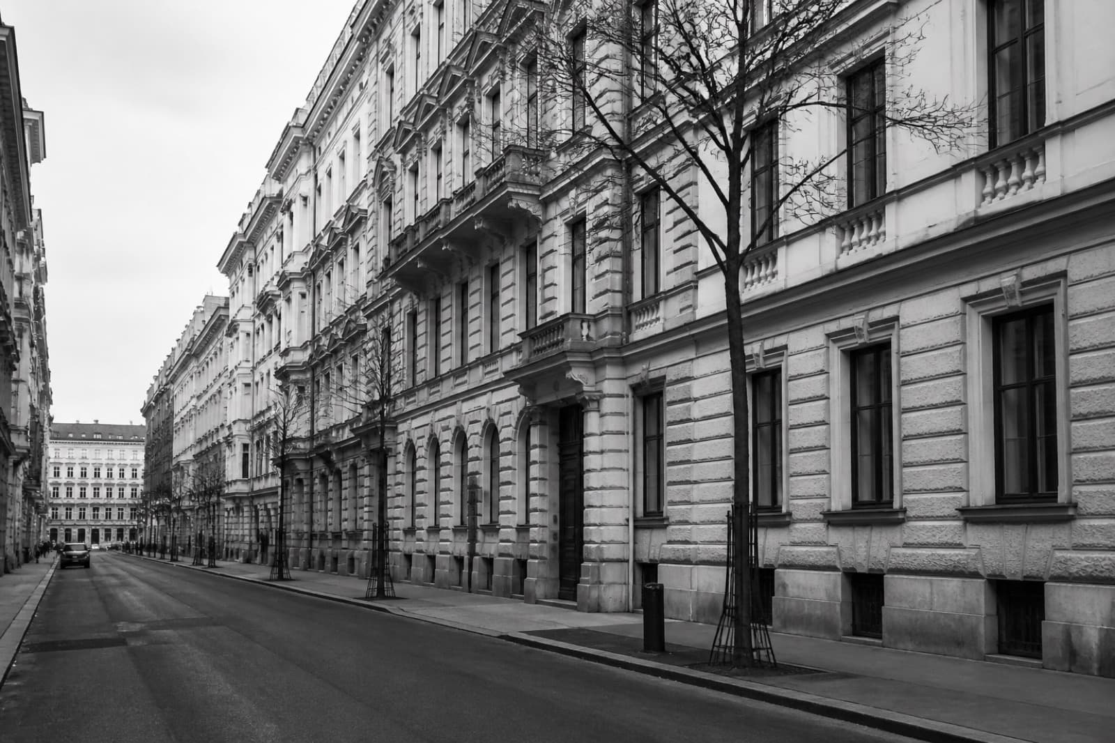 Спокойная деловая улица центральноевропейского города, без вывесок, названий и номеров домов