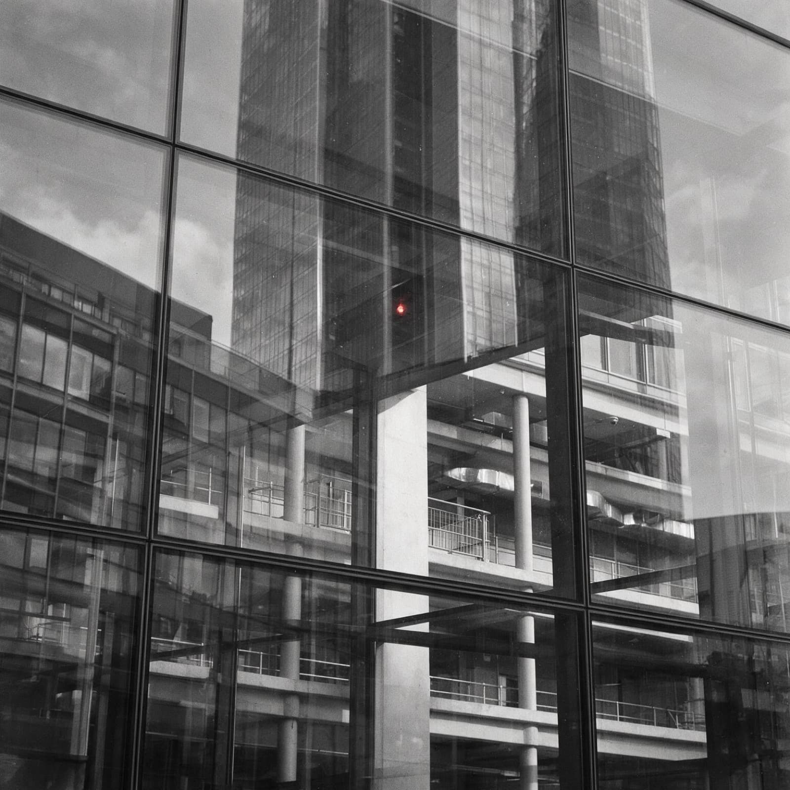 ساختمانهای تجاری در نمای شیشهای چندلایه بازتاب یافتهاند