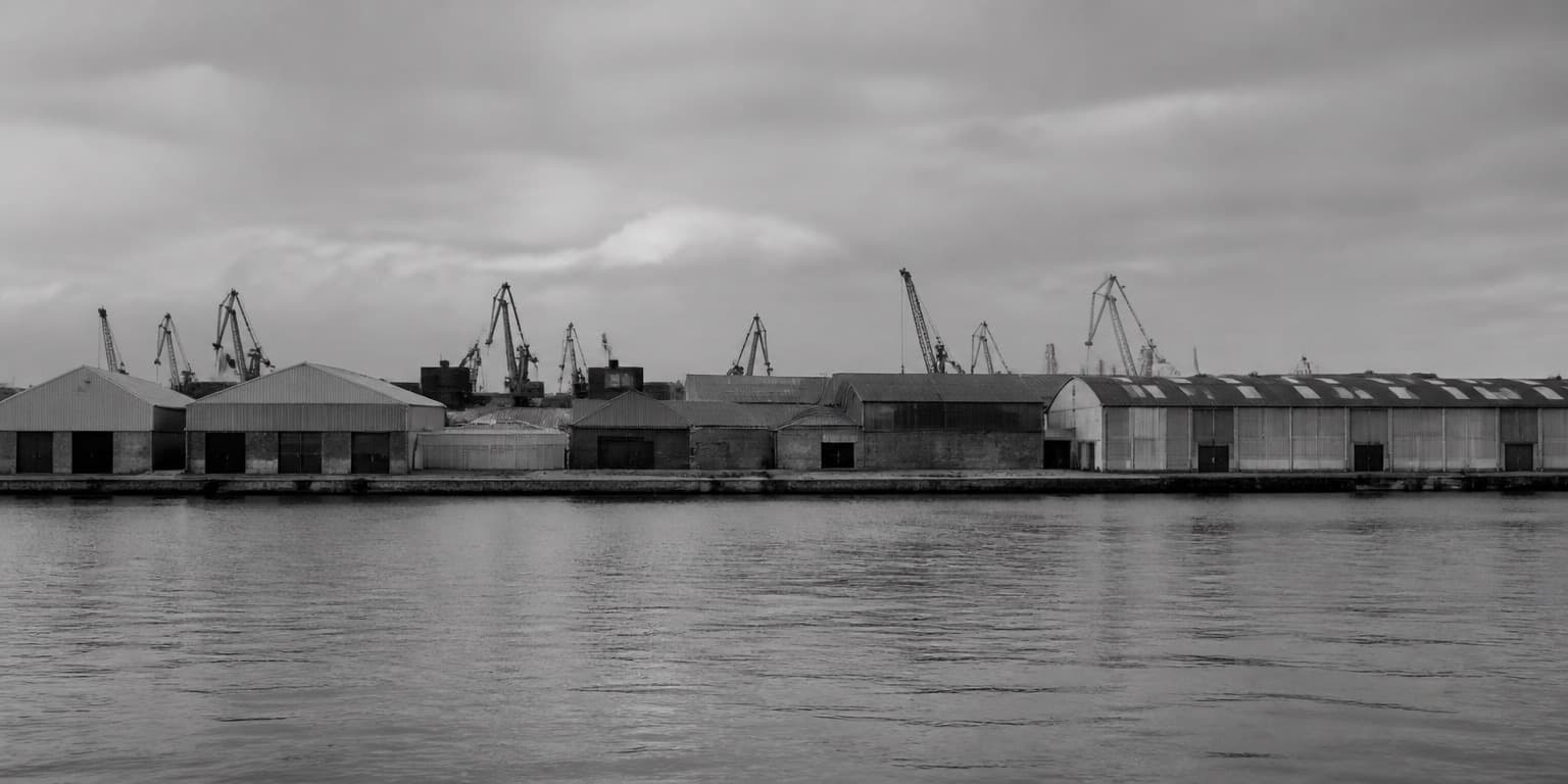 Телефон экраном вниз на нейтральном столе у окна